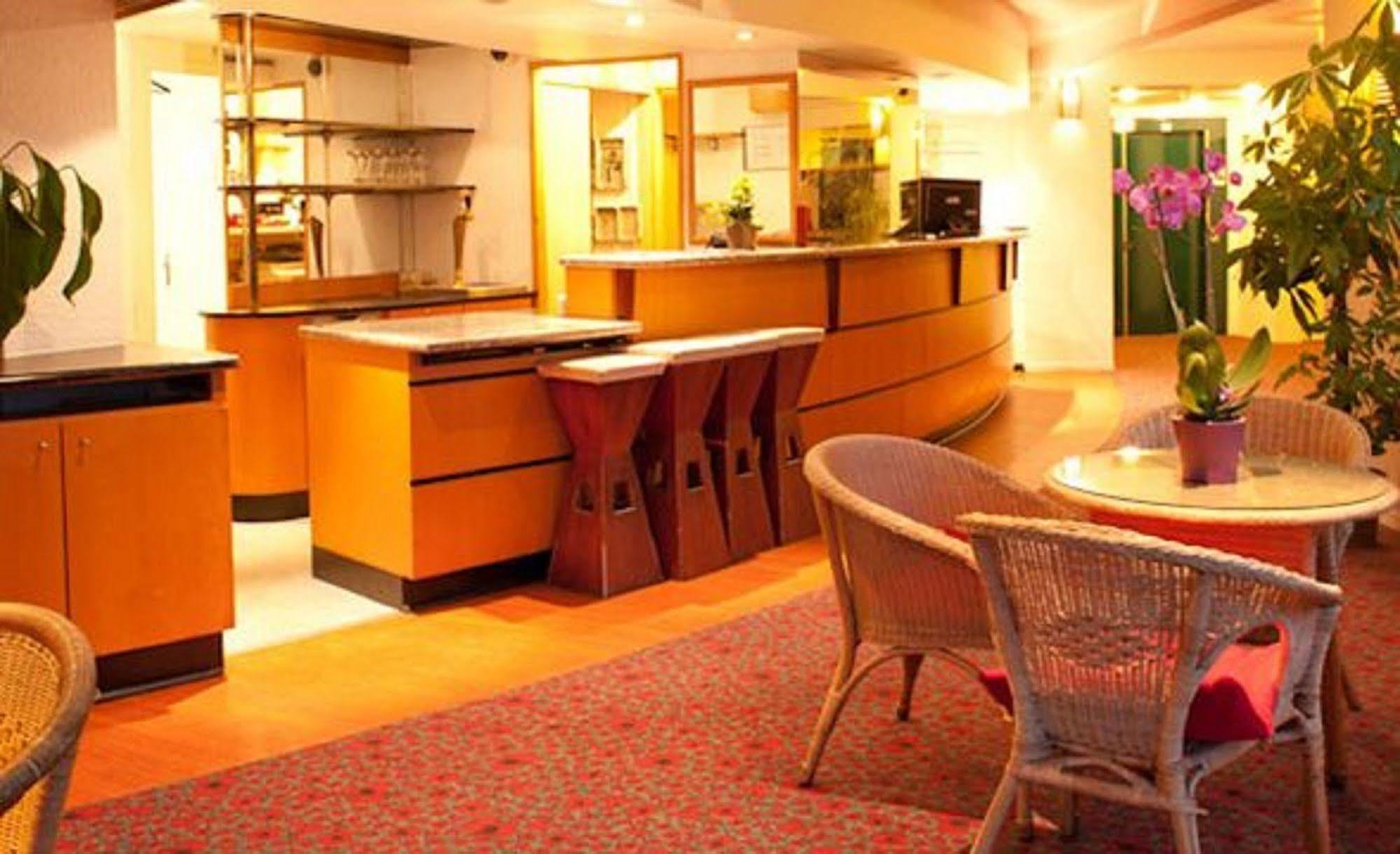 Egg Hotel Gonesse Гонес Екстериор снимка