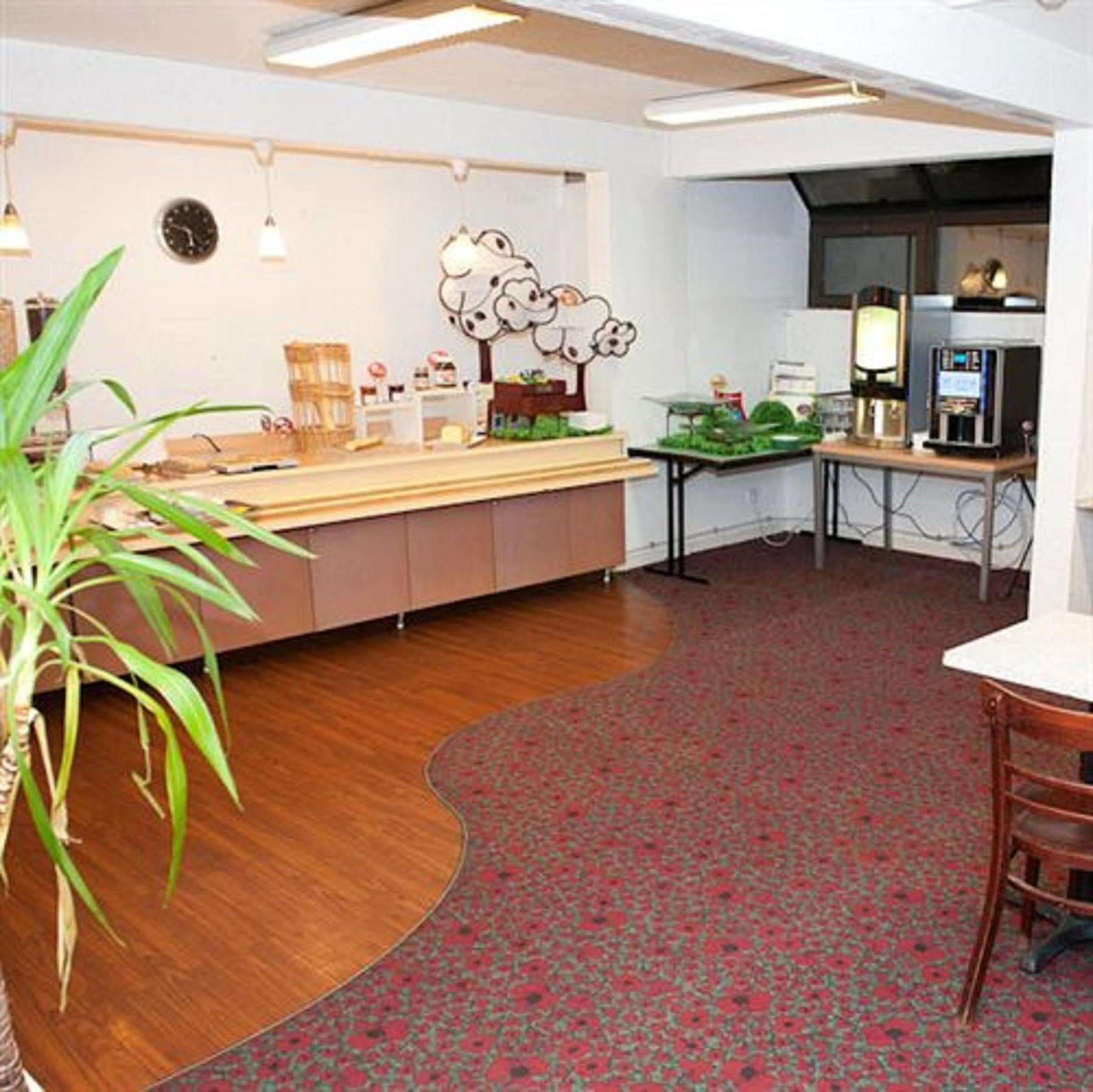 Egg Hotel Gonesse Гонес Екстериор снимка