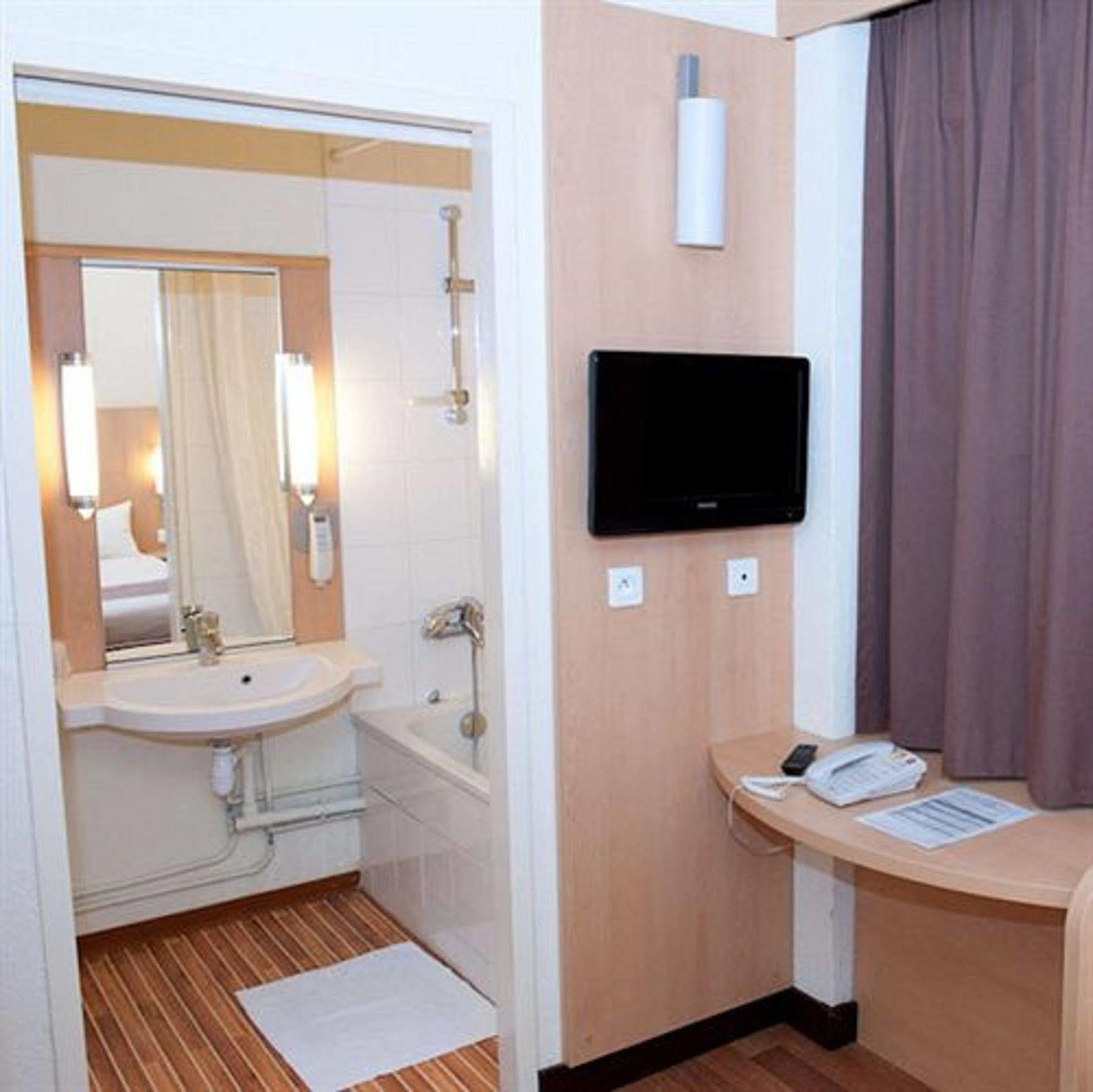 Egg Hotel Gonesse Гонес Екстериор снимка